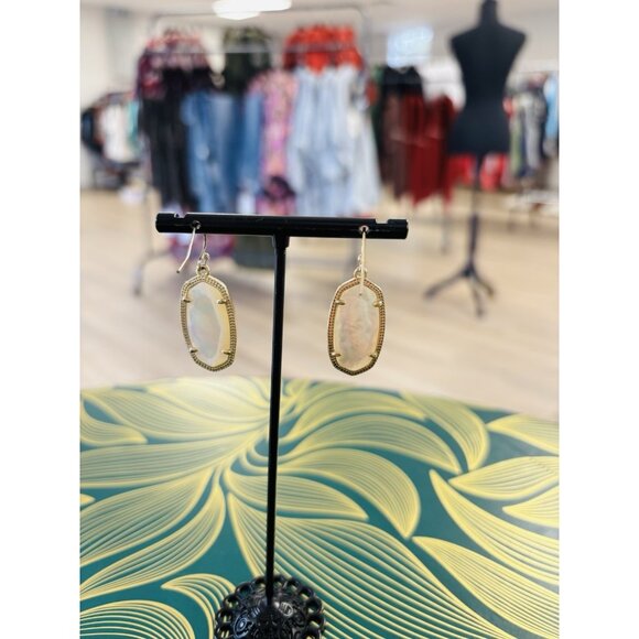 New Kendra Scott Elle Gold Drop Earrings In White Pearl - Picture 3 of 3